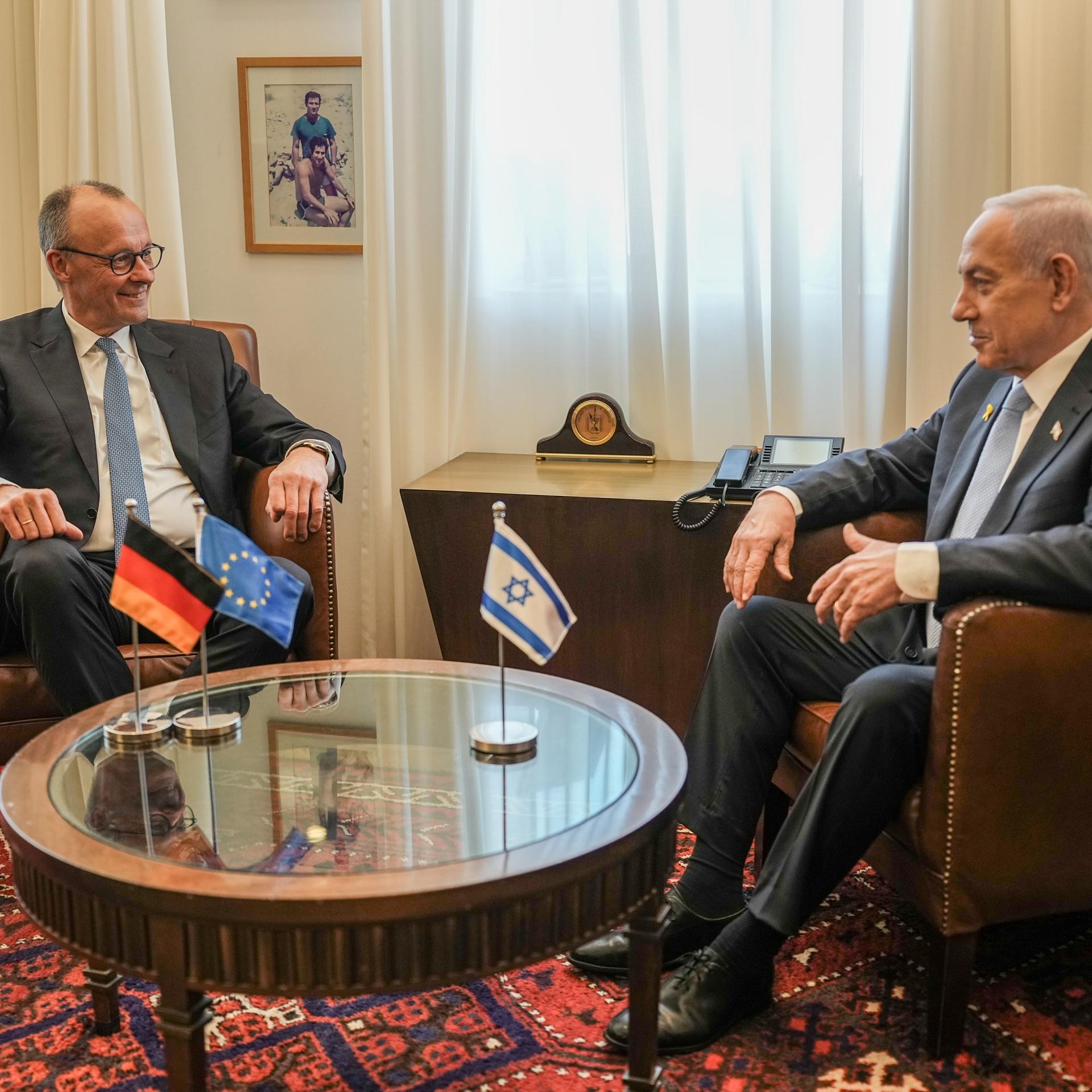 Bundeskanzler Friedrich Merz (l, CDU) sitzt neben Benjamin Netanjahu, Ministerpräsident von Israel, vor dem Gespräch im Regierungssitz. Beim Antrittsbesuch von Merz in Israel soll es um die Stabilisierung des Waffenstillstands in Gaza und den weiteren Friedensprozess und die Deutsch-Israelischen Beziehungen gehen.