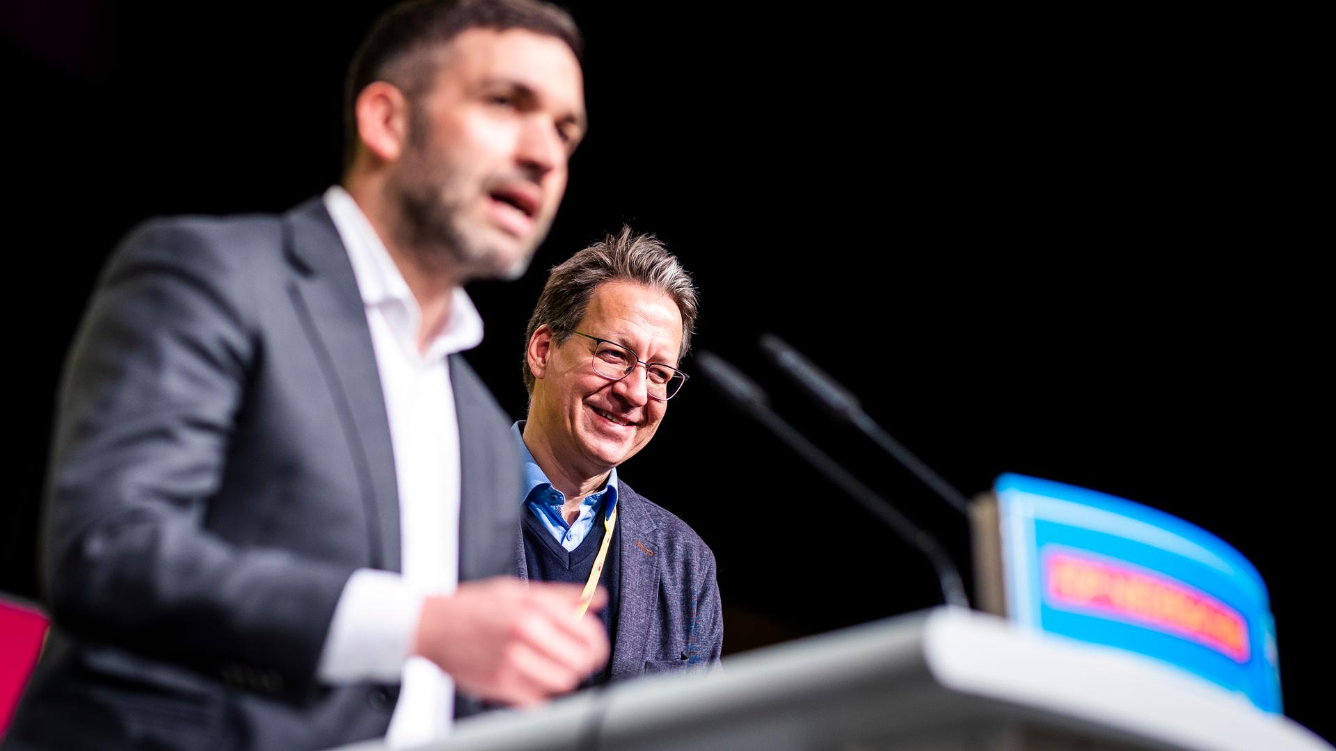 Konstantin Kuhle, neuer Landesvorsitzender der FDP Niedersachsen, und Stefan Birkner (ehemaliger Landes-Chef) stehen bei einem Parteitag auf einem Podium. Konstantin Kuhle, neuer Landesvorsitzender der FDP Niedersachsen, und Stefan Birkner (ehemaliger Landes-Chef) stehen bei einem Parteitag auf einem Podium.