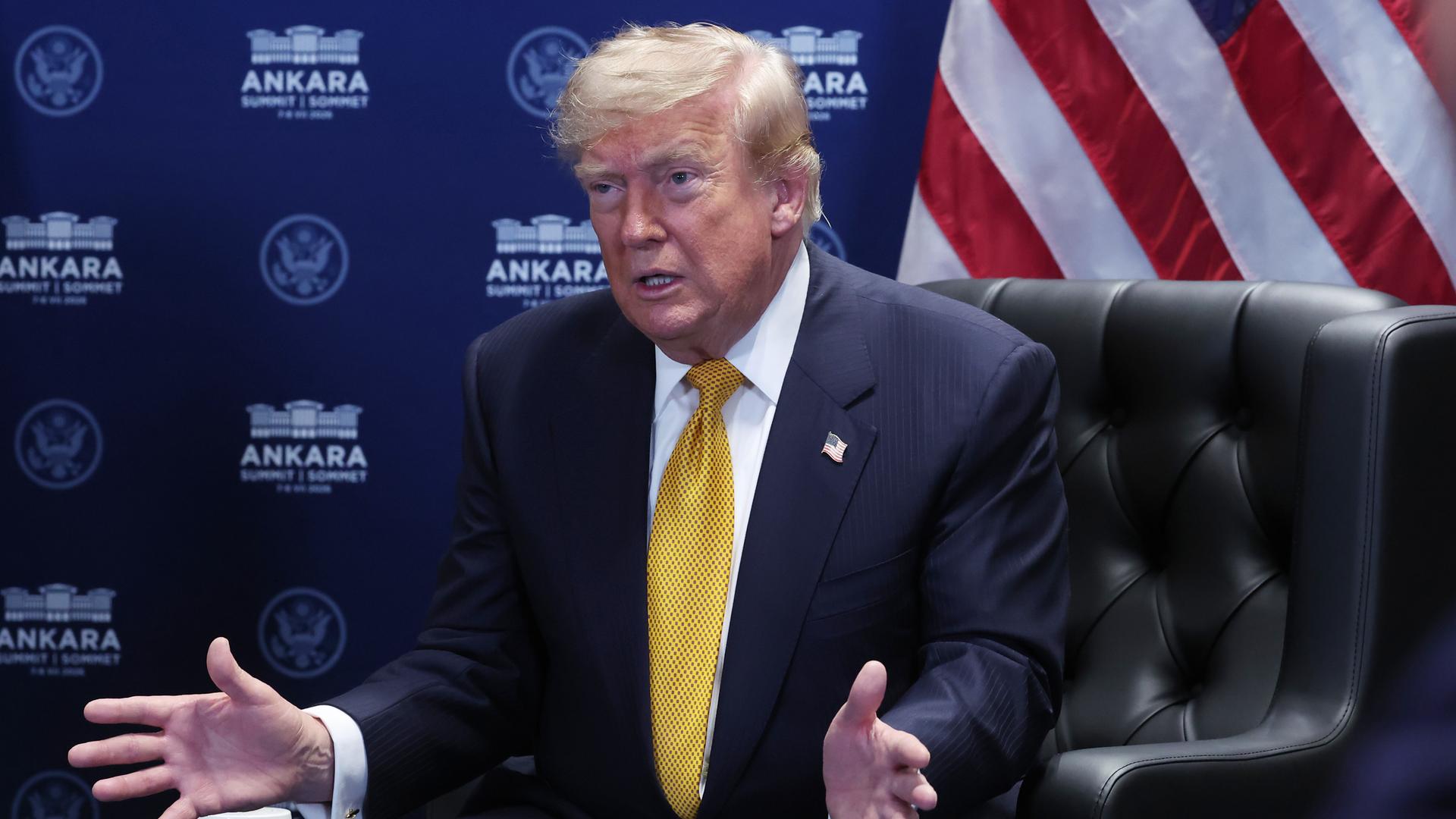 US-Präsident Donald Trump spricht während eines Treffens  auf dem NATO-Gipfel in Ankara, Türkei.