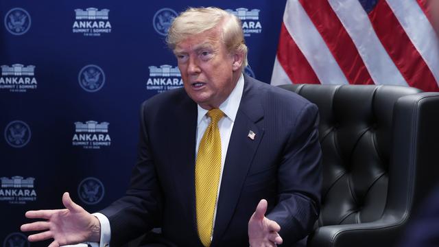 US-Präsident Donald Trump spricht und bewegt die Hände. Er trägt einen Anzug und eine gelbe Krawatte.