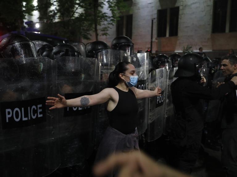 Demonstration in Tiflis: Eine Frau steht vor einer Polizeikette.