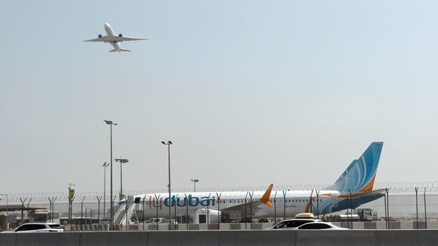 Das Foto zeigt ein Flugzeug auf dem Rollfeld in Dubai 