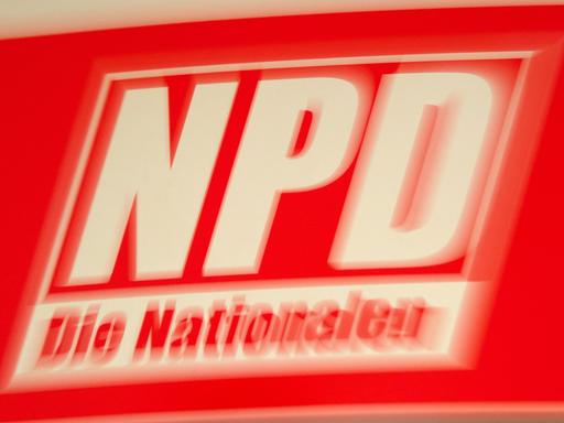Das Schild der Fraktion der Nationaldemokratischen Partei Deutschlands (NPD) im Sächsischen Landtag in Dresden Das Schild der Fraktion der Nationaldemokratischen Partei Deutschlands (NPD) im Sächsischen Landtag in Dresden