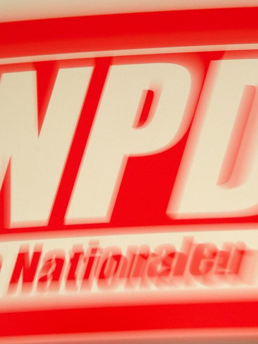 Das Schild der Fraktion der Nationaldemokratischen Partei Deutschlands (NPD) im Sächsischen Landtag in Dresden Das Schild der Fraktion der Nationaldemokratischen Partei Deutschlands (NPD) im Sächsischen Landtag in Dresden
