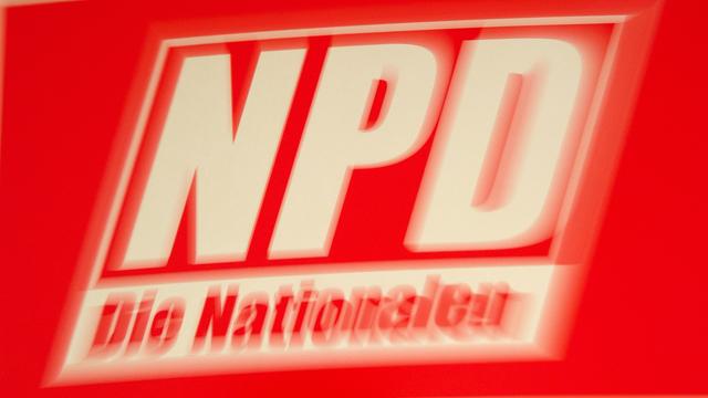 Das Schild der Fraktion der Nationaldemokratischen Partei Deutschlands (NPD) im Sächsischen Landtag in Dresden Das Schild der Fraktion der Nationaldemokratischen Partei Deutschlands (NPD) im Sächsischen Landtag in Dresden