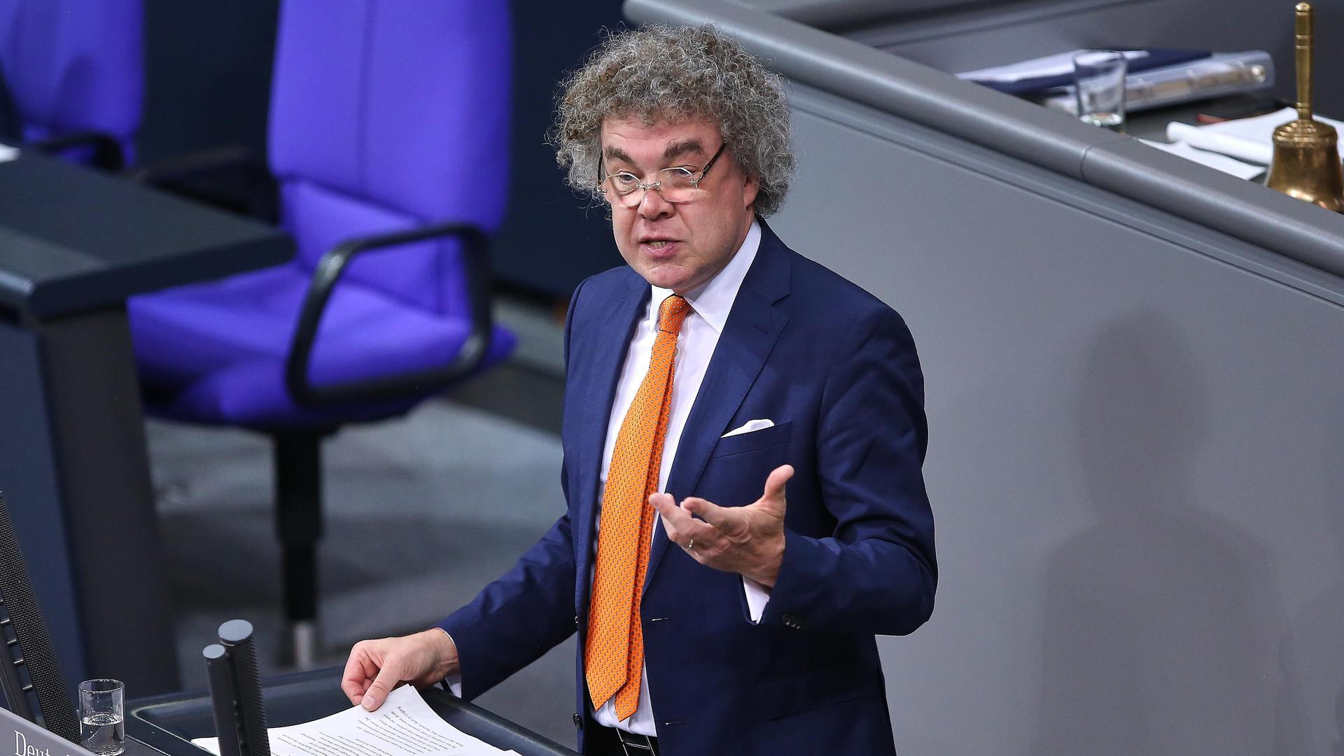 Matthias Moosdorf, AfD, steht am Rednerpult im Bundestag und gestikuliert. Matthias Moosdorf, AfD, steht am Rednerpult im Bundestag und gestikuliert.