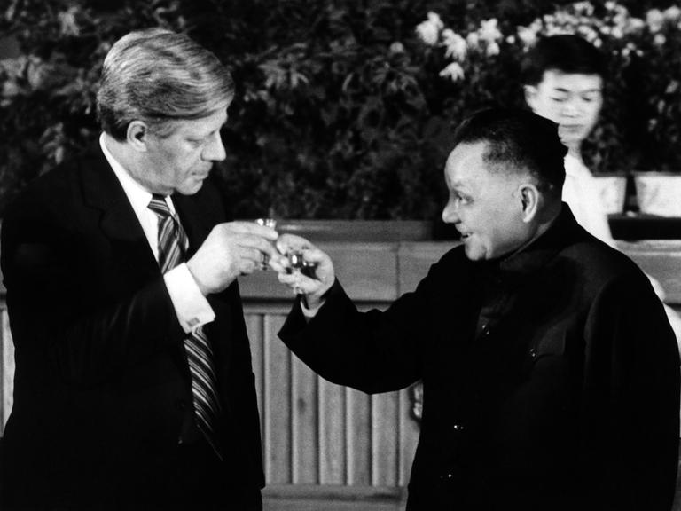 Bundeskanzler Helmut Schmidt 1975 auf Staatsbesuch in Peking mit dem damaligen stellvertretenden chinesischen Ministerpräsident Deng Xiaoping