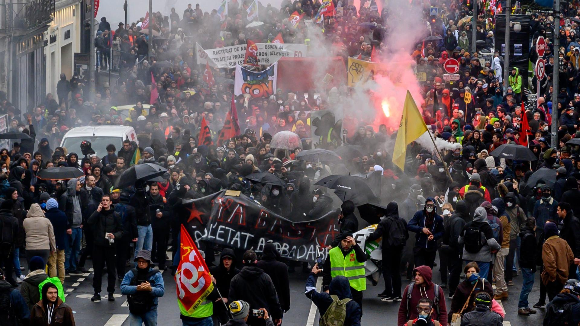 Tausende protestieren während einer Demonstration in Nantes gegen die geplante Rentenrefrom der französischen Regierung. 