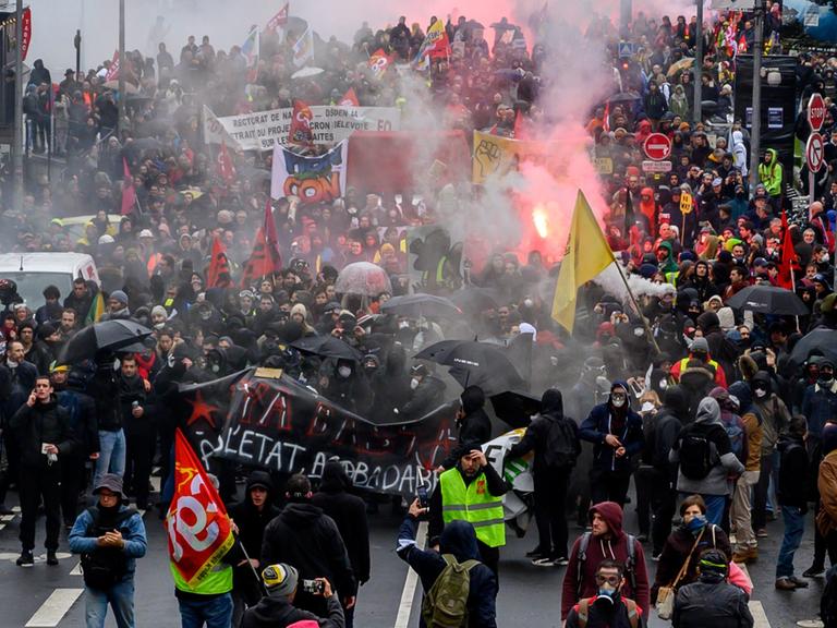 Tausende protestieren während einer Demonstration in Nantes gegen die geplante Rentenrefrom der französischen Regierung. 