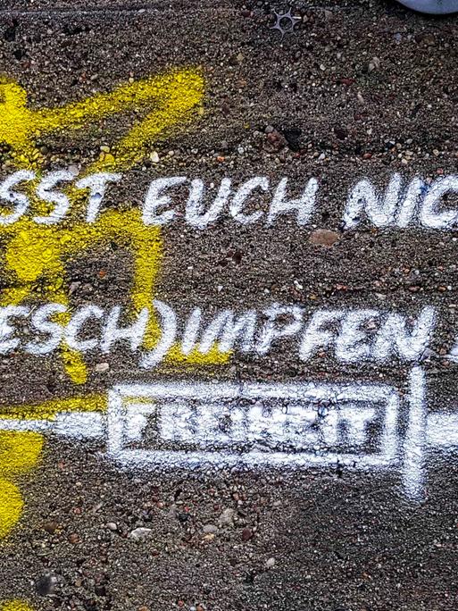"Lasst euch nicht (besch)impfen", lautert das Graffiti auf einer Hauswand in Hamburg.