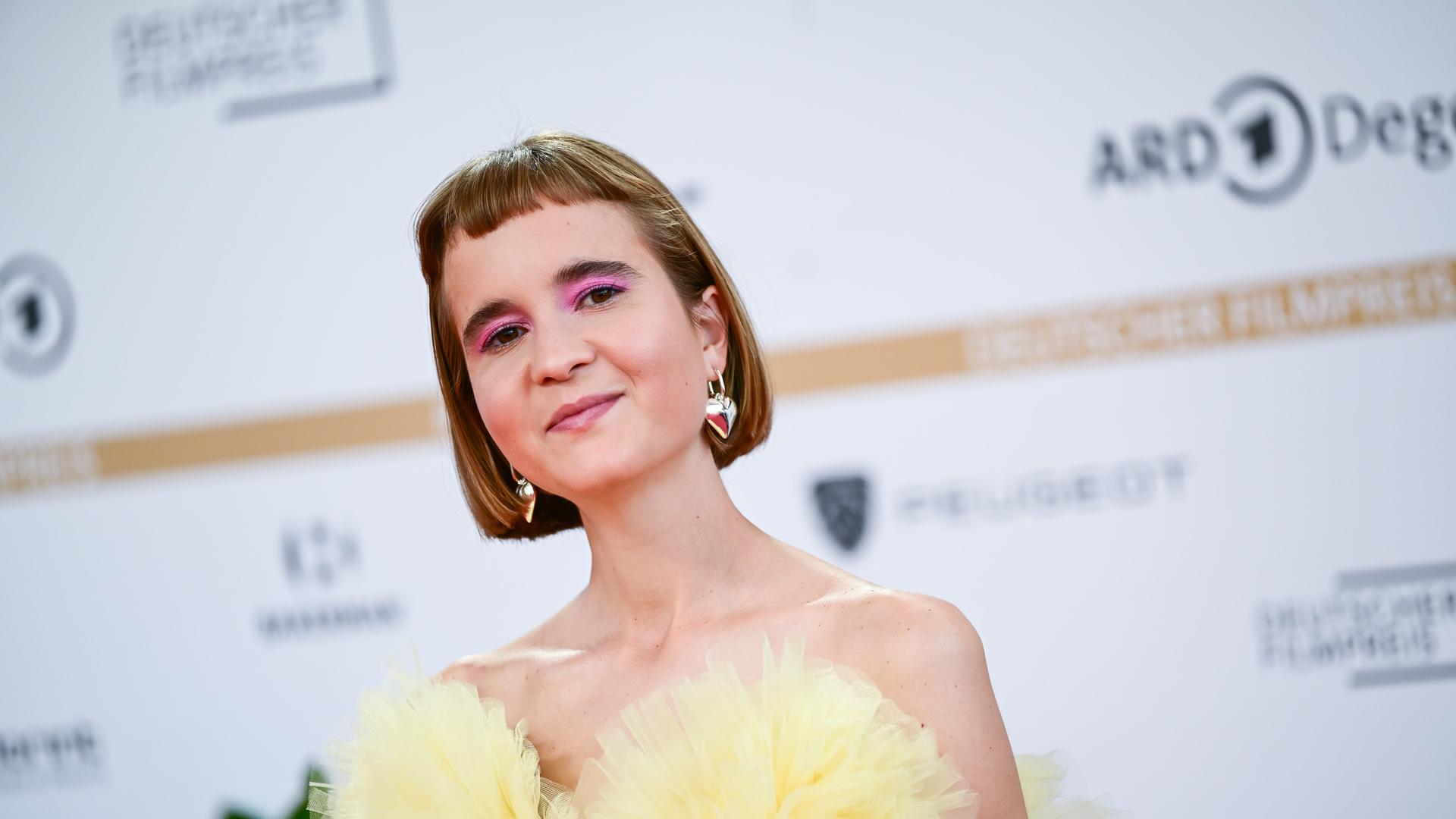 Caroline Wahl, Autorin, bei der Verleihung des Deutschen Filmpreises am Berliner Palais am Funkturm. Sie trägt ein gelbes schulterfreies Kleid. Caroline Wahl, Autorin, bei der Verleihung des Deutschen Filmpreises am Berliner Palais am Funkturm. Sie trägt ein gelbes schulterfreies Kleid.