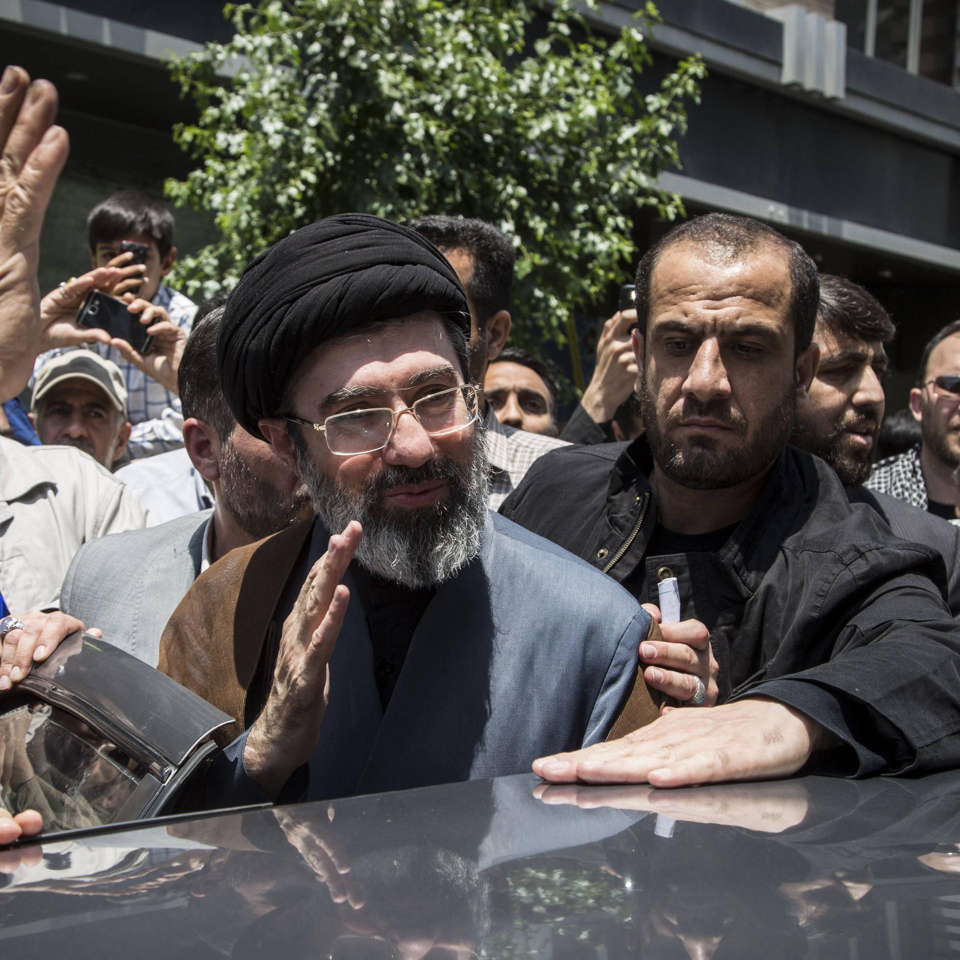 Zu sehen ist Modschtaba Chamenei, der Sohn des getöteten geistlichen Oberhaupts und Machthabers Ayatollah Ali Chamenei. Er winkt.