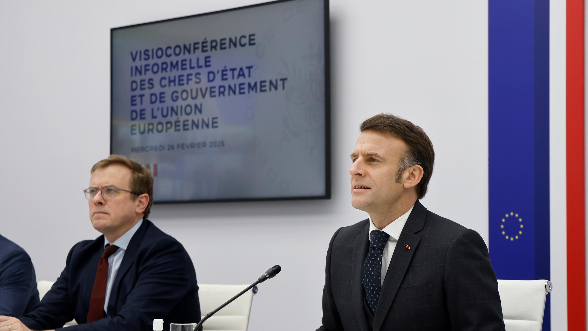 Der französische Präsident Emmanuel Macron spricht im Elysee-Palast bei einer Videokonferenz mit den 27 Staats- und Regierungschefs der Europäischen Union (EU) nach seinem Treffen mit US-Präsident Trump. 