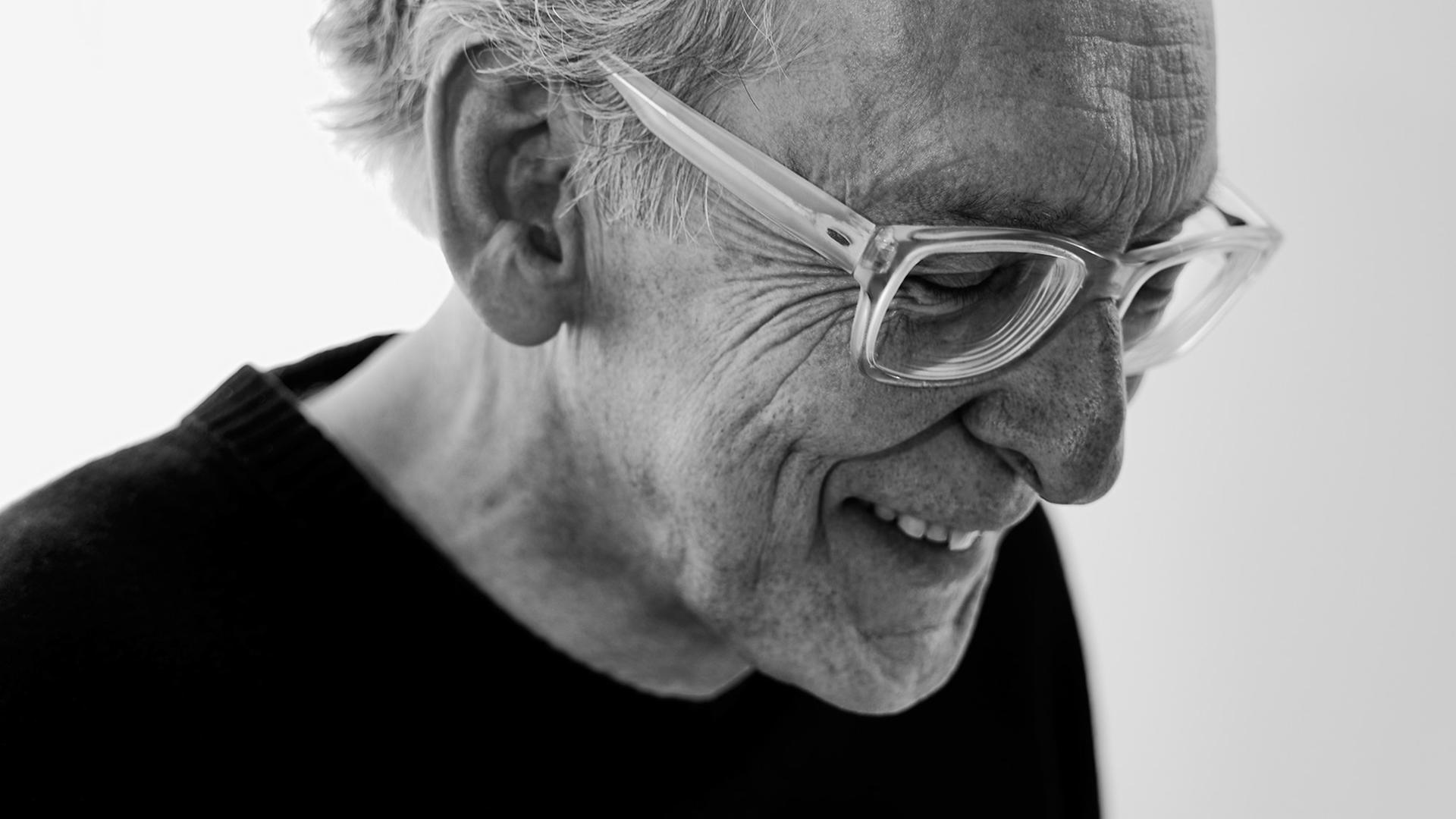 Schwarzweiß-Aufnahme des Gesicht des Kölnern Galeristen Werner Klein mit Brille, von der Seite aufgenommen.