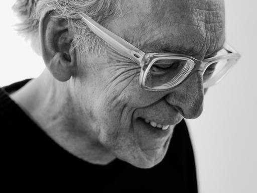 Schwarzweiß-Aufnahme des Gesicht des Kölnern Galeristen Werner Klein mit Brille, von der Seite aufgenommen.