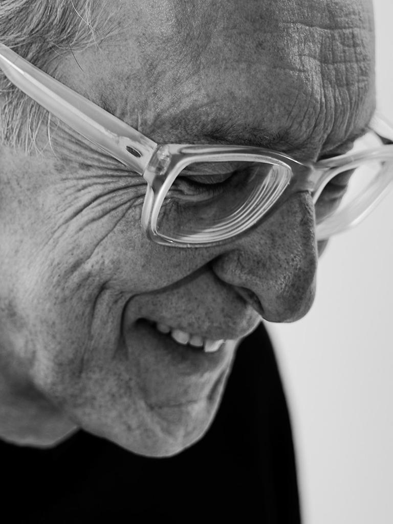 Schwarzweiß-Aufnahme des Gesicht des Kölnern Galeristen Werner Klein mit Brille, von der Seite aufgenommen.