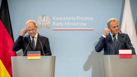 Bundeskanzler Olaf Scholz nimmt neben Donald Tusk (r), Ministerpräsident von Polen, an der Pressekonferenz nach den deutsch-polnischen Regierungskonsultationen teil. 