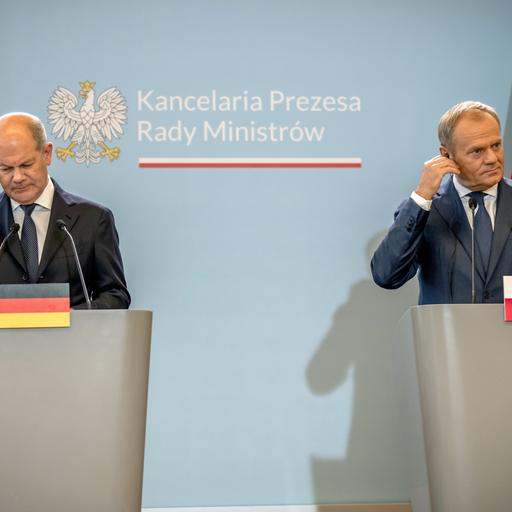 Bundeskanzler Olaf Scholz nimmt neben Donald Tusk (r), Ministerpräsident von Polen, an der Pressekonferenz nach den deutsch-polnischen Regierungskonsultationen teil. 