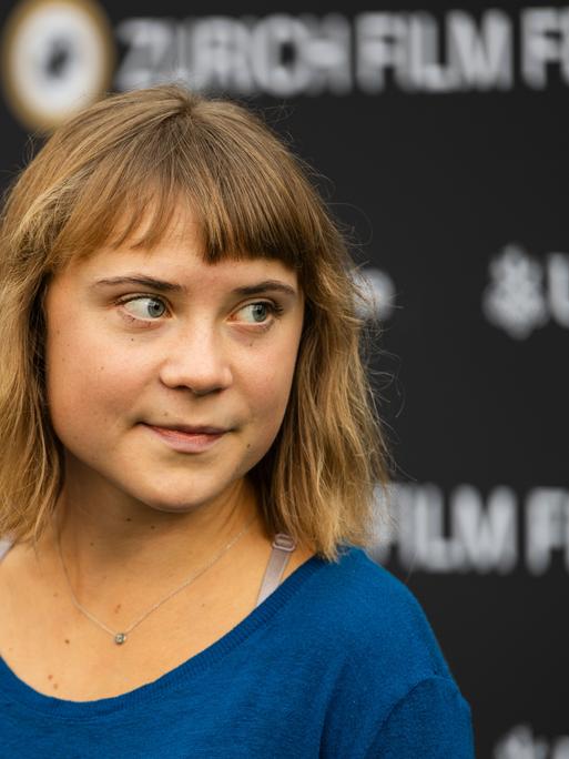 Die schwedische Aktivistin Greta Thunberg auf dem Grünen Teppich während des 22. Zürcher Filmfestivals (ZFF) in Zürich.