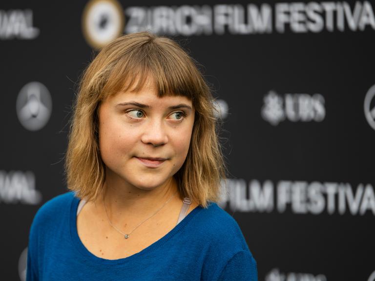Die schwedische Aktivistin Greta Thunberg auf dem Grünen Teppich während des 22. Zürcher Filmfestivals (ZFF) in Zürich.