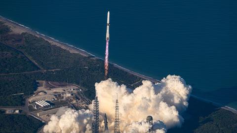 Luftaufnahme eines Raketenstarts