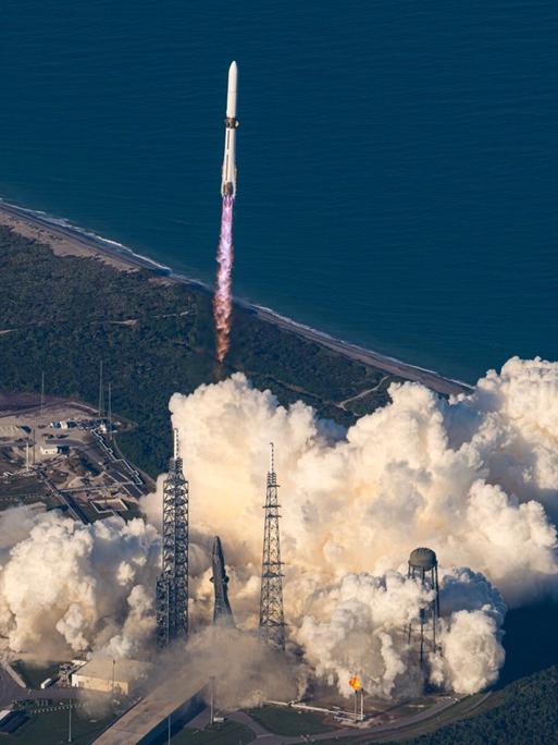 Luftaufnahme eines Raketenstarts