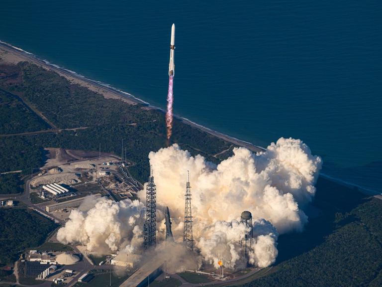 Luftaufnahme eines Raketenstarts