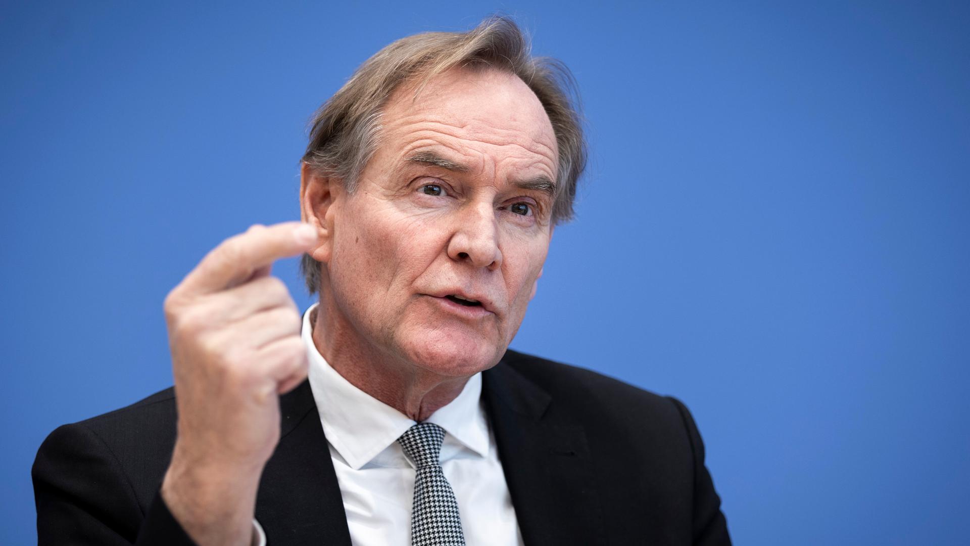 Der Leipziger Oberbürgermeister Burkhard Jung gestikuliert, während er auf dem Podium der Bundespressekonferen in Berlin spricht. Der Leipziger Oberbürgermeister Burkhard Jung gestikuliert, während er auf dem Podium der Bundespressekonferen in Berlin spricht.