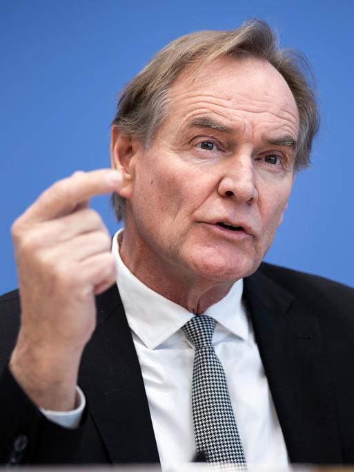 Der Leipziger Oberbürgermeister Burkhard Jung gestikuliert, während er auf dem Podium der Bundespressekonferen in Berlin spricht.