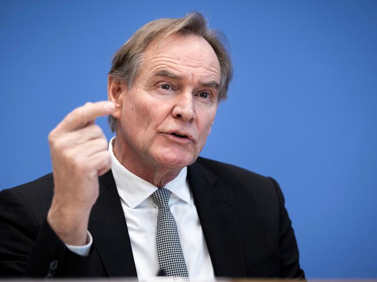 Der Leipziger Oberbürgermeister Burkhard Jung gestikuliert, während er auf dem Podium der Bundespressekonferen in Berlin spricht.