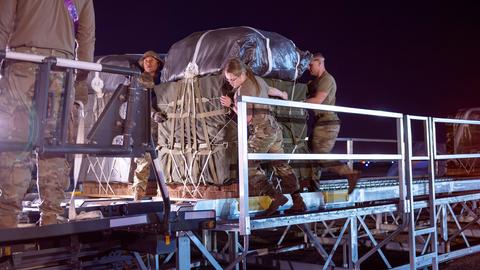 Die Pakete werden per Flugzeug und Fallschirm über dem Kriegsgebiet abgeworfen