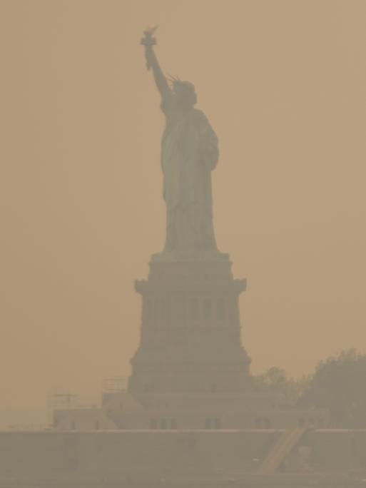 Die Freiheitsstatue in New York im Smog 
