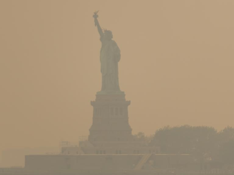 Die Freiheitsstatue in New York im Smog 