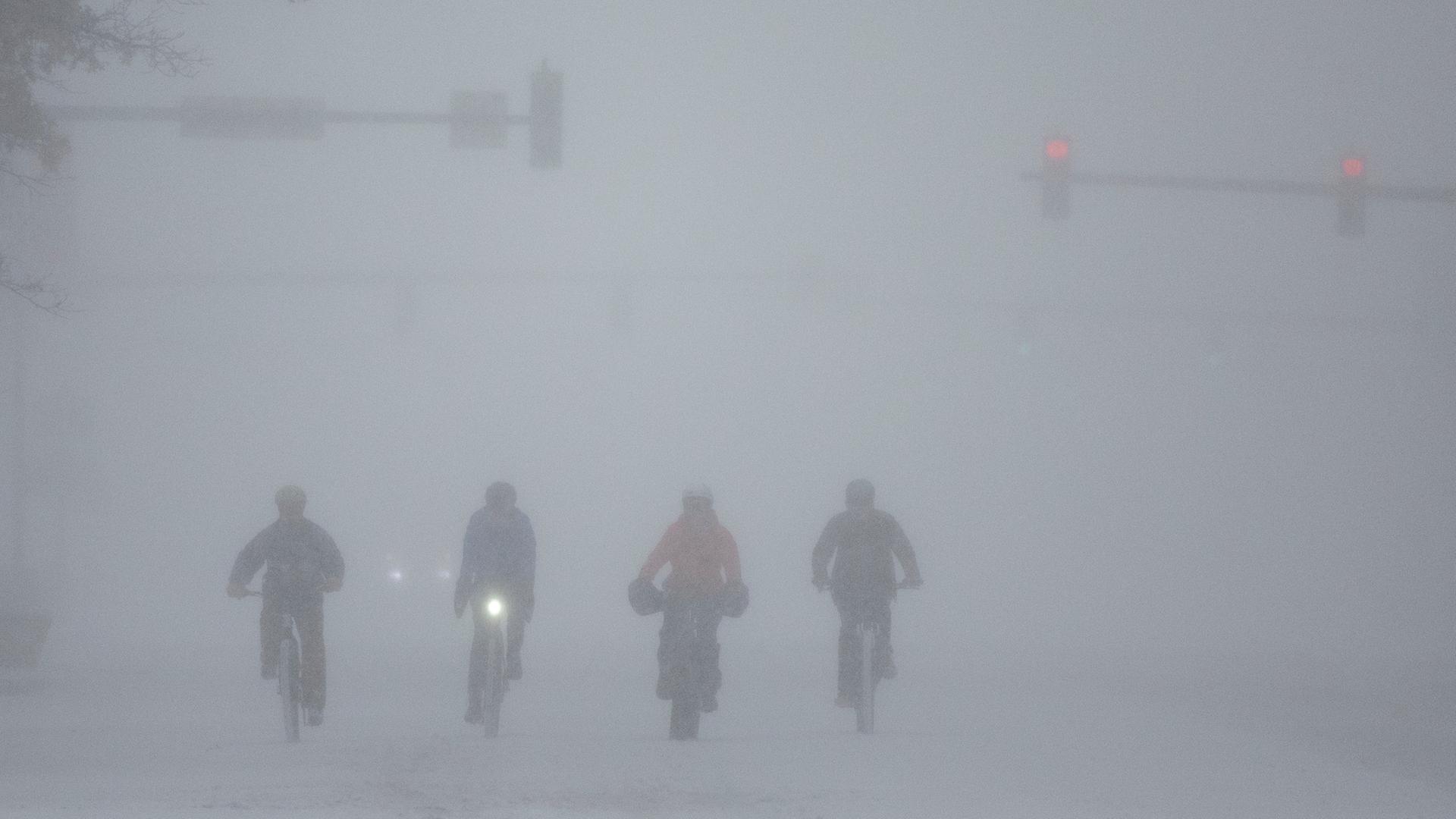 Radfahrer während eines Wintersturms in Wichita im Bundesstaat Kansas. 