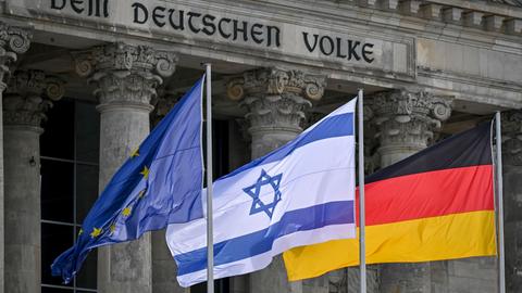 Flaggen vor dem Deutschen Bundestag in Berlin: Europa, Israel und Deutschland