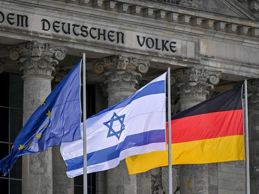 Flaggen vor dem Deutschen Bundestag in Berlin: Europa, Israel und Deutschland