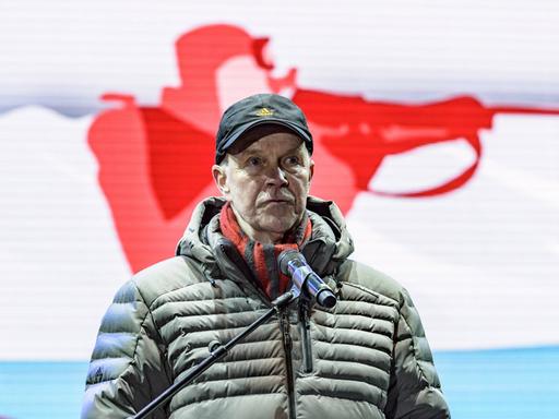 Anders Besseberg steht 2017 als Präsident der Internationalen Biathlon-Union (IBU) auf einem Podium