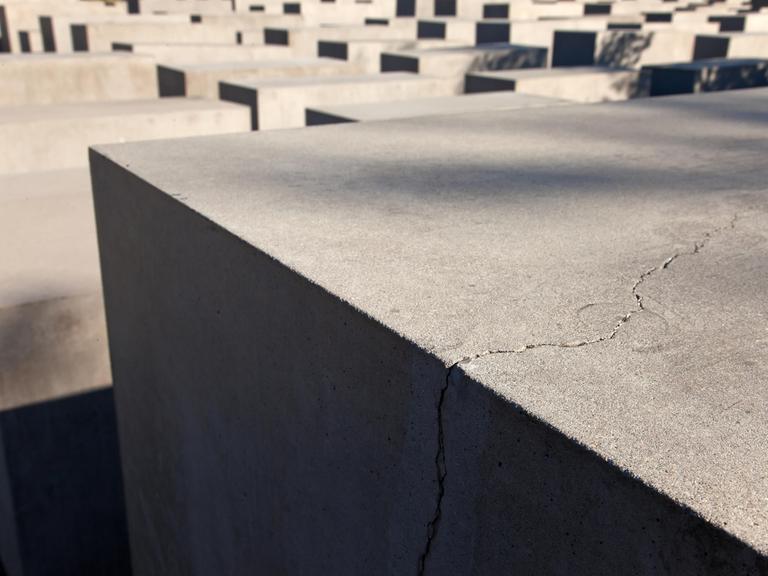 Risse in den Betonstelen des Holocaustmahnmals in Berlin