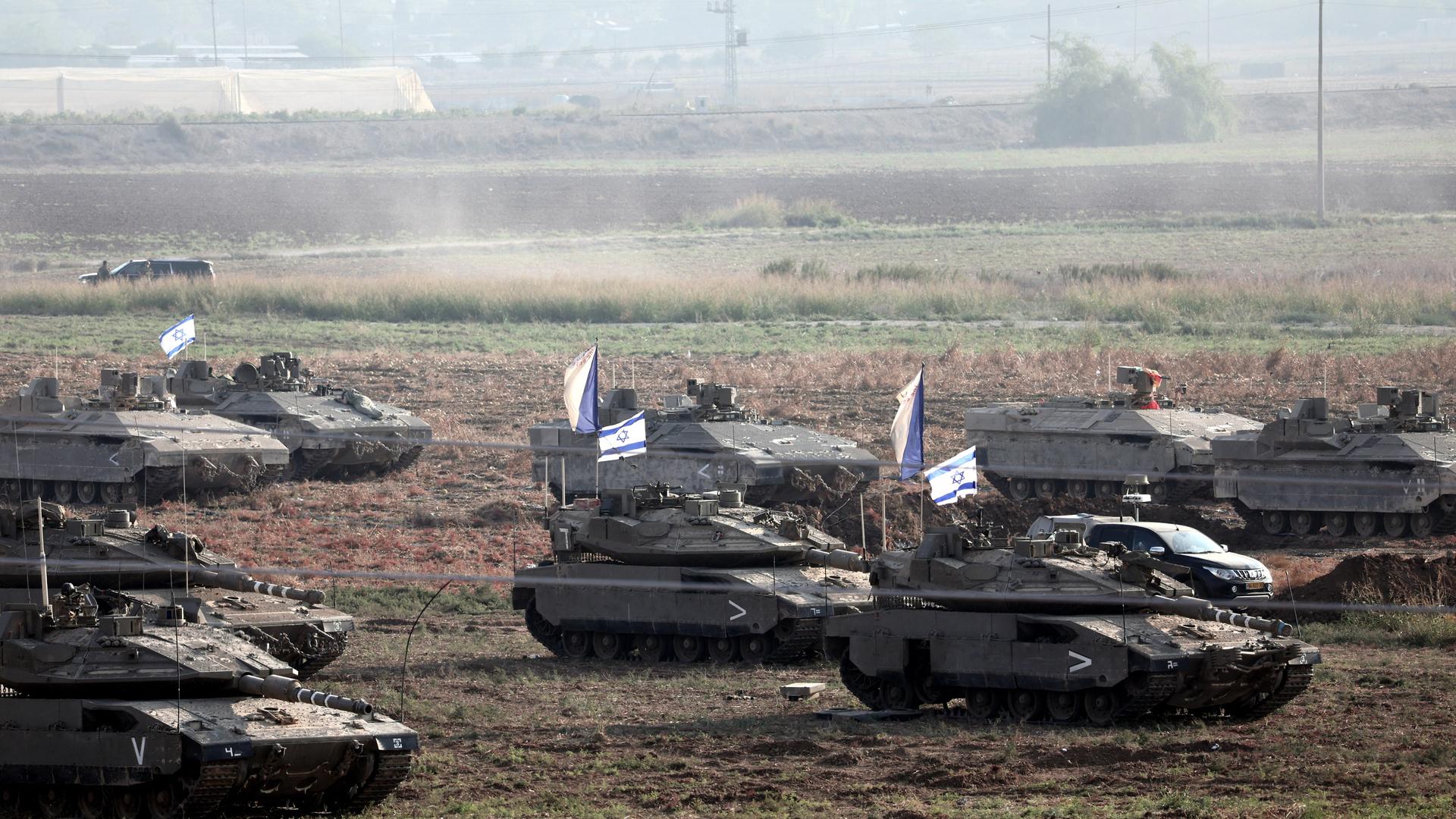 Israelische Soldaten fahren in einer Kolonne mit gepanzerten Fahrzeugen nahe der Stadt Ashkelon im Süden Israels.