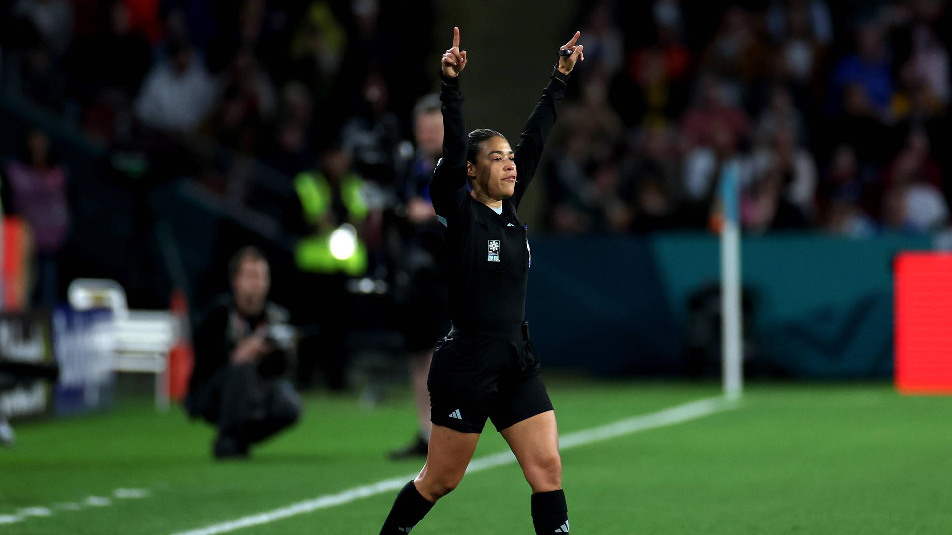 Die Schiedsrichterin Melissa Borjas entscheidet nach dem Videobeweis im WM-Spiel zwischen England und Nigeria gegen einen Strafstoß für die Engländerinnen. 