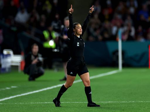 Die Schiedsrichterin Melissa Borjas entscheidet nach dem Videobeweis im WM-Spiel zwischen England und Nigeria gegen einen Strafstoß für die Engländerinnen. 