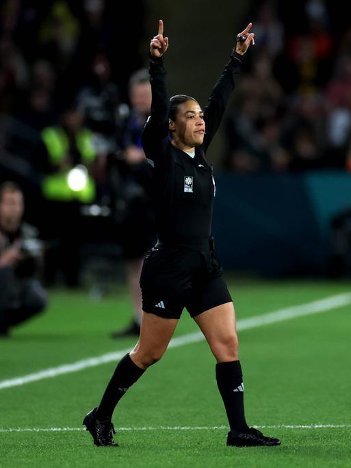 Die Schiedsrichterin Melissa Borjas entscheidet nach dem Videobeweis im WM-Spiel zwischen England und Nigeria gegen einen Strafstoß für die Engländerinnen. 