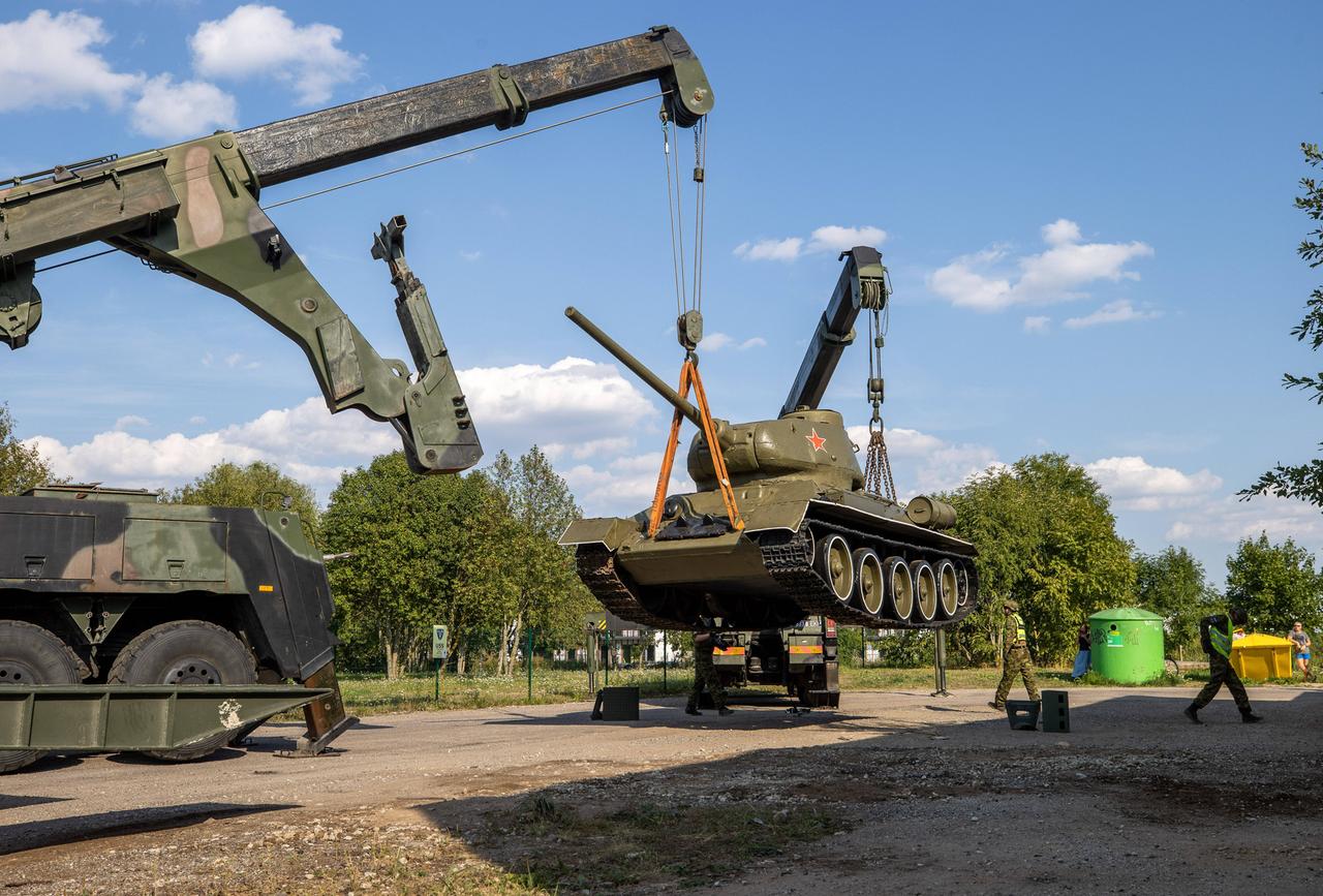 Ein Kran hebt einen sowjetischen Panzer aus dem Zweiten Weltkrieg hoch.