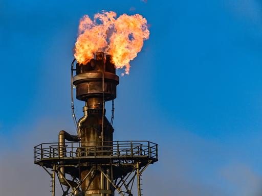 Das Foto zeigt die Verbrennung von überschüssigem Gas in der Rohölverarbeitungsanlage PCK in Schwedt: Eine große Flamme entweicht einem Schlot.  
