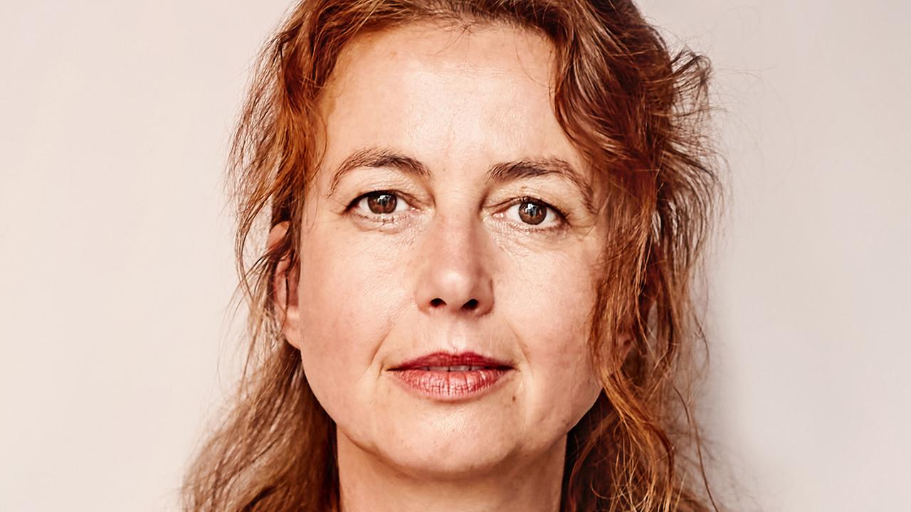 Die Buch- und Theaterautorin Dagrun Hintze im Porträt. Sie trägt lange Haare und ein grünes Oberteil.