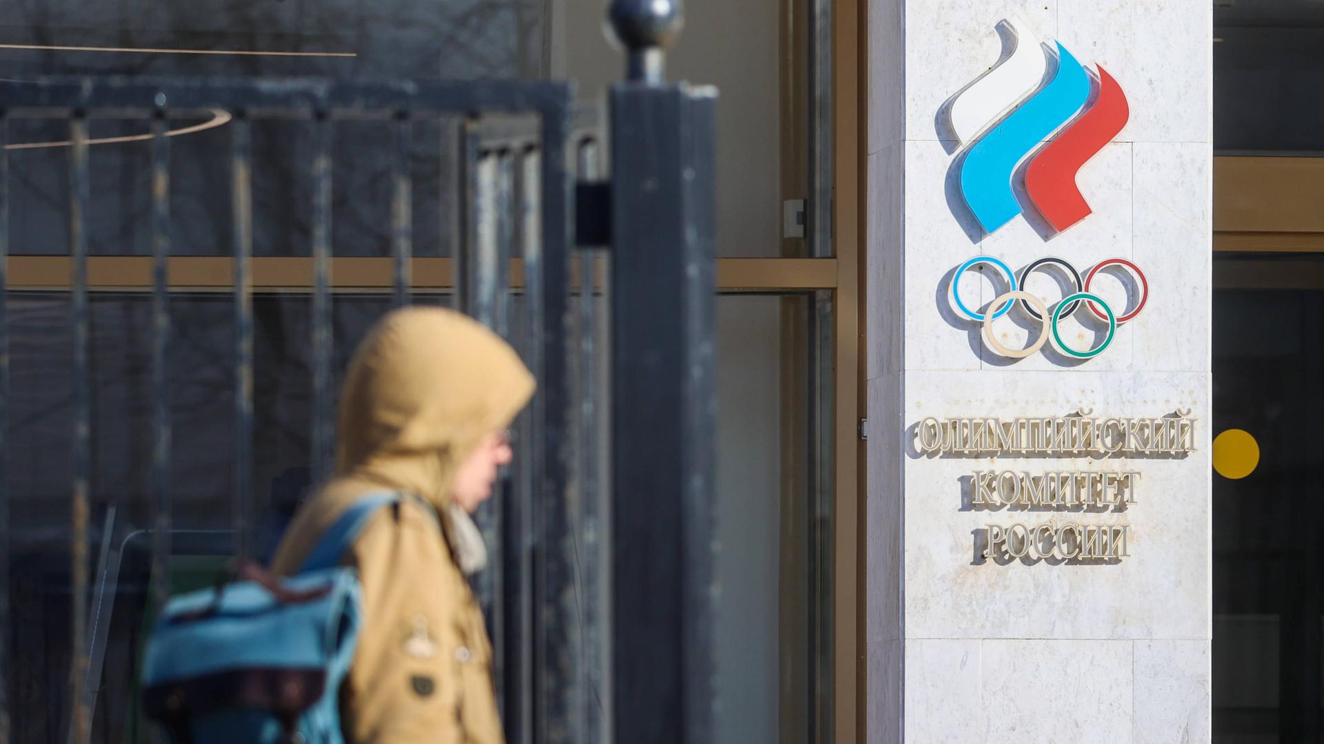 Das Logo des russischen Nationalen Olympischen Komitee an einer Hauswand.
