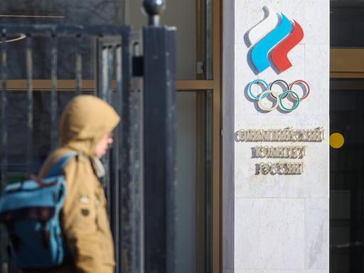 Das Logo des russischen Nationalen Olympischen Komitee an einer Hauswand.