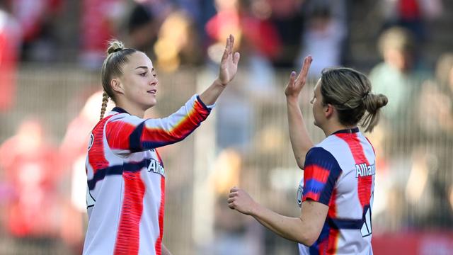 Die Fußballerinnen Giulia Gwinn und Barbara Dunst vom FC Bayern München klatschen sich ab. 