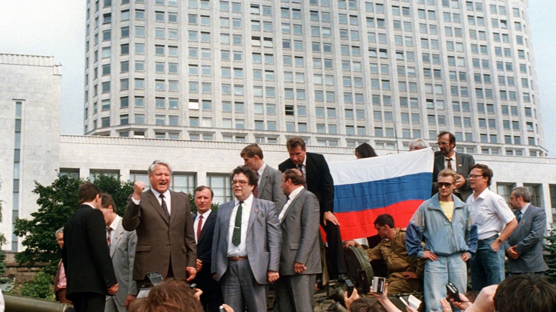 Der damalige russische Präsident Boris Jelzin steht 1991 in Moskau mit erhobener Faust auf einem Panzer. Um ihn herum sehr viele Demonstranten. Der damalige russische Präsident Boris Jelzin steht 1991 in Moskau mit erhobener Faust auf einem Panzer. Um ihn herum sehr viele Demonstranten.