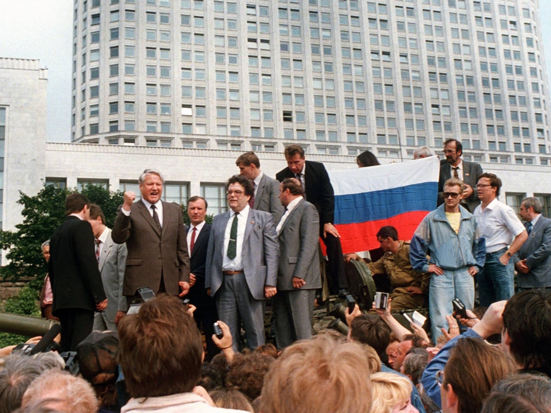 Der damalige russische Präsident Boris Jelzin steht 1991 in Moskau mit erhobener Faust auf einem Panzer. Um ihn herum sehr viele Demonstranten.